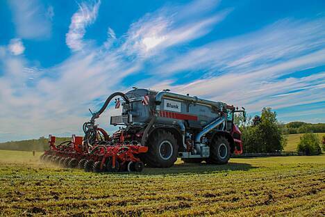 Gärrestausbringung im besonders nährstoffeffizienten und emissionsarmen Strip-Till-Verfahren