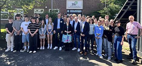 Ministerin Wiebke Osigus (mitte) mit der deutsch-niederländischen Schülergruppe und Vertretern von 3N und Politik