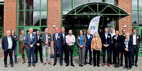 1. Reihe v. l. n. r.: Dr. Frank Köster (3N), StS Prof. Dr. Ludwig Teuvsen, Minister IJzebrand Rijzebol (Provincie Groningen), Bas Krins (Senbis Polymer Innovations BV), Ilona Heyen (EDR), Karin Eden (EDR), Anita Buijs (EDR), Dr. Marie-Luise Rottmann-Meyer (3N), Frans Debets (Debets BV); 2. Reihe Referenten und Teilnehmer