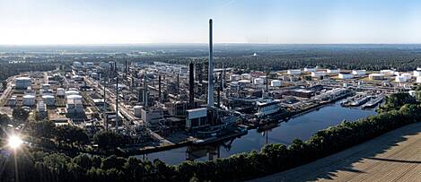 Die bp Raffinerie in Lingen aus der Panorama-Perspektive. Auf der rechten Seite im Bild: Der standorteigene Hafen mit neuer Entladestelle für gebrauchte Speiseöle.