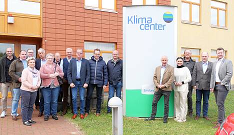 MdB Connemann und Dr. Schütte mit regionalen Unternehmern vor dem Klimacenter Werlte