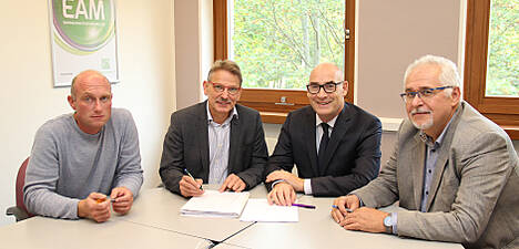 Unterzeichneten die Kaufverträge (von links): Matthias Weiß, Eckhard Fangmeier, Siegmund Laufer und Thomas Wetzel.