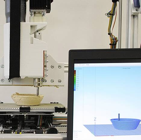 Wissenschaftler der TU Dresden und der Westsächsischen Hochschule Zwickau entwickeln derzeit ein Verfahren für den 3D-Druck mit pastöser Holzmasse, das unter anderem bei der Herstellung holzbasierter Möbel angewendet werden kann. Als Ausgangsmaterial dienen naturbelassene Späne aus der Holzverarbeitung.