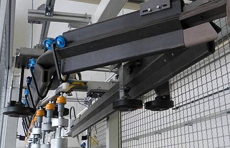 Wie befestigt man WPC-Bauteile in einem industriellen Hängefördersystem am besten? Forscher der TU Chemnitz fanden es heraus.