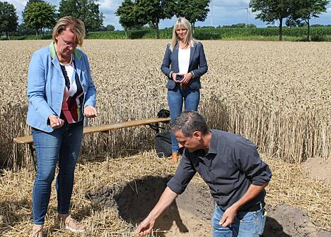 Hans Unterfrauner erläutert das Akra-Düngesystem (v.l.): ﻿Ministerin Barbara Otte-Kinast, Hans Unterfrauner (Bodeninstitut Wien), Ulrike Jungemann (Landkreis Rotenburg (Wümme))﻿﻿