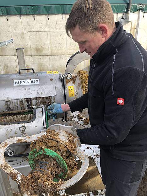 Harald Meyer beim Siebwechsel des Separators