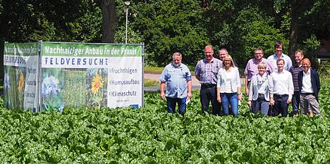 Projektpartner am Hinweisschild in Wilstedt