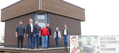 Das Projektteam vor dem Science Cube in Werlte (v. l.: Murat Ince, Prof. Dr. Heinrich Wigger (beide Institut für Materialprüfung an der Jade Hochschule am Campus Oldenburg), Rolf Janssen (Janssen Holzbau GmbH), Hansjörg Wieland, Dr. Colja Beyer, Dr. Marie-Luise Rottmann-Meyer und Dorothea Rammes (alle vier 3N Kompetenzzentrum))