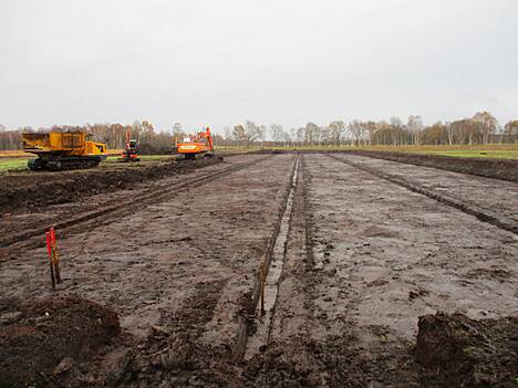 Voraussetzung der Torfmoosfarm: zentimetergenauer Abtrag des Oberbodens und Aushub der Bewässerungsgrüppen