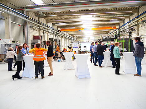 Gäste in der Produktionshalle von tkt Kunststoffe in Bad Laer