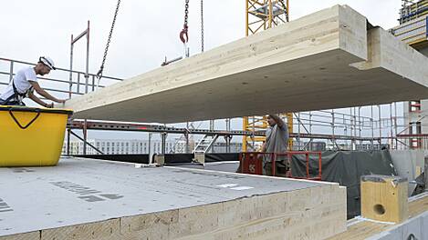 Mit einem am 1. April 2024 gestarteten Förderaufruf zur Holzbauinitiative will das BMEL den Einsatz von Laubholz im konstruktiven Holzbau voranbringen. Das Foto entstand 2022 bei der Anlieferung eines Holzsegments auf einer Baustelle in der Hamburger Hafencity.