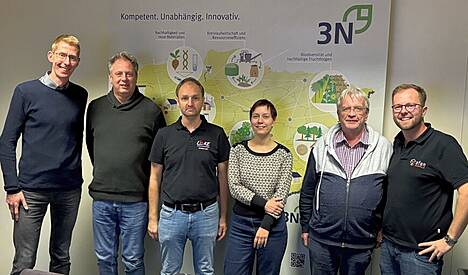 Max Kummrow von der Ofenakademie (r.) und Schornsteinfegermeister Christian Lake (dritter v. l.) mit dem Team vom 3N Kompetenzzentrum (v. r.) Dr. Jan Köbbing, Raimund Schlangen, Frauke Wilkens und Dr. Frank Köster beim erfolgreichen Auftakt in Werlte.