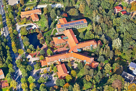 Das Kreishaus des 'Landkreises von oben mit PV-Anlage