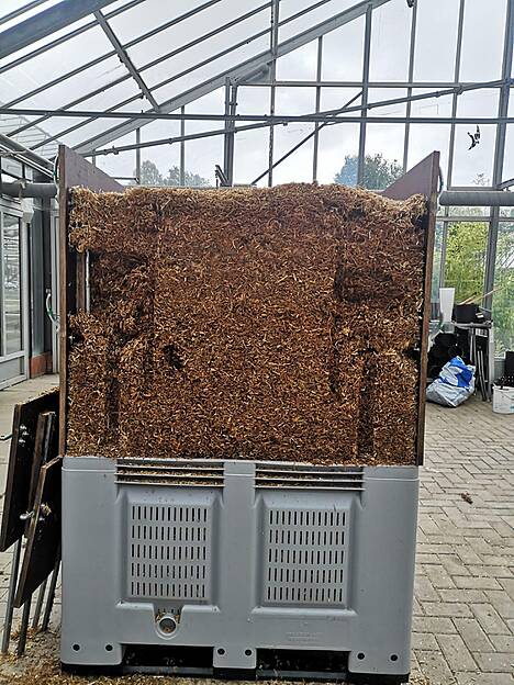 Kompostierung von Rohrkolbenhäckseln im Versuchsmaßstab in einer 1,8 m³ Kompostierungseinheit