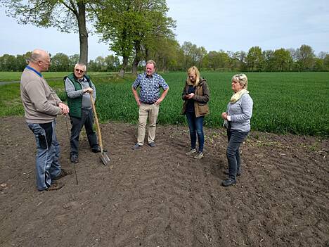 Die 3N-Geschäftsführerin Dr. Marie-Luise Rottmann-Meyer (ganz rechts) mit Prof. Dr. Georg Guggenberger (Mitte) bei einer ersten Feldbegehung mit Landwirt Jürgen Hemker (ganz links) im Emsland