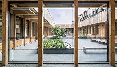 Innen wie außen aus Holz: Der Neubau der IGS Rinteln (Niedersachsen) erhielt im Bundeswettbewerb Holzbau Plus eine Anerkennung in der Kategorie Neubau mit Holz.