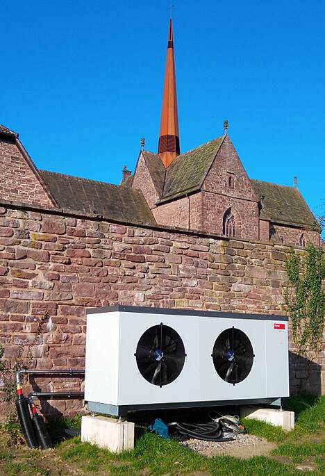 Die Luftwärmepumpe ist an der Südseite der Klostermauer aufgestellt.