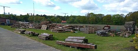 Auch durch eine verbesserte Erfassung und bauliche Wiederverwendung von gebrauchtem Holz lässt sich der Mangel an Schnittholz reduzieren und der Klimaschutz fördern.