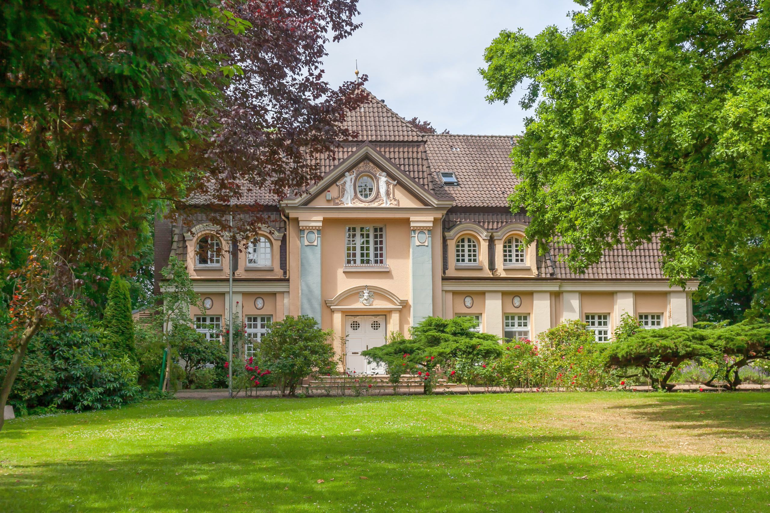 Die Gebäude des Hotels Schloss Bothmer liegen in einem großzügigen Garten.
